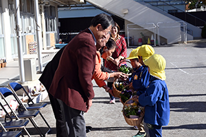 写真：花苗を受け取る園児たち