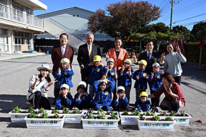 写真：園児と協議会の皆さんの記念写真