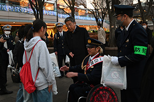 写真：池崎一日署長と内田市長が啓発グッズを配っている様子