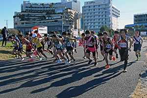 写真：新人駅伝・市内駅伝中学生男子の部スタートの様子