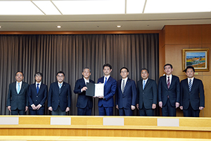 写真：知事に要望書を渡す各市代表者